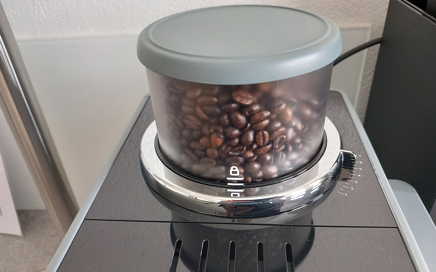 blog-flu-test-delonghi-rivelia-bohnenbehaelter.jpg