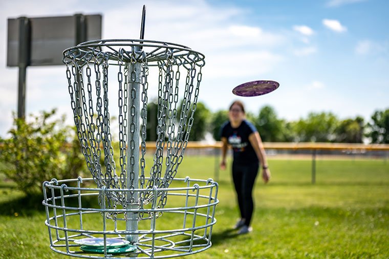 pillar_miwi_spielen_outdoor_8_erwachsenenspiele_discgolf.jpg