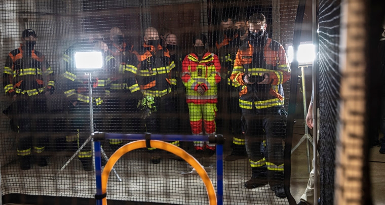 Die Angehörigen der Feuerwehr Uerkental absolvieren den Trainingsflug mit den Mavic Mini Drohnen im Parcours mit der nötigen Sorgfalt und meistern diesen Posten mir Bravour. (Bild 1)