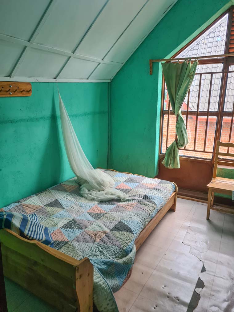 Das spartanische Zimmer in der Jugendherberge