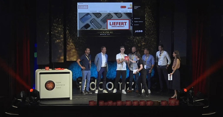 blog-dre-dcomzh21-onstage.jpg