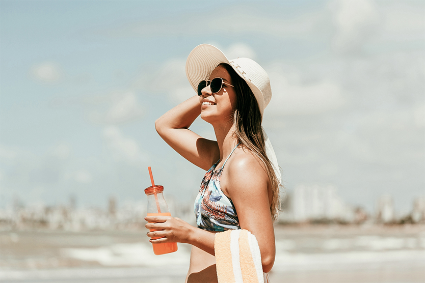 Nach einem Sommertag braucht nicht nur dein Getränk Eis, sondern auch deine Haut etwas Aufmerksamkeit. Quelle: Unsplash | Getty Images