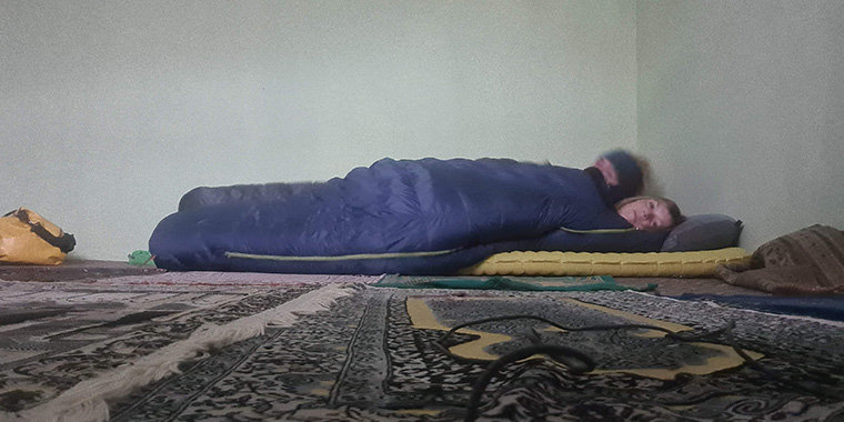 Claudine und Jason liegen in ihren Schlafsäcken in der Moschee