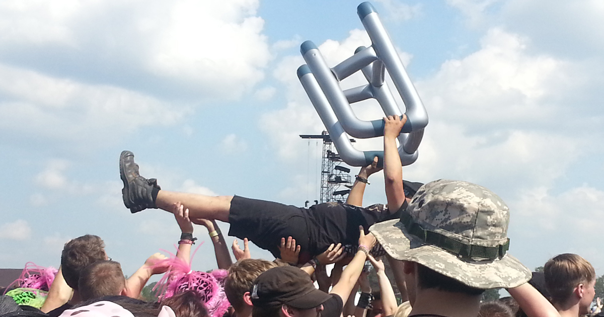 blog_wacken_crowdsurfing.jpg