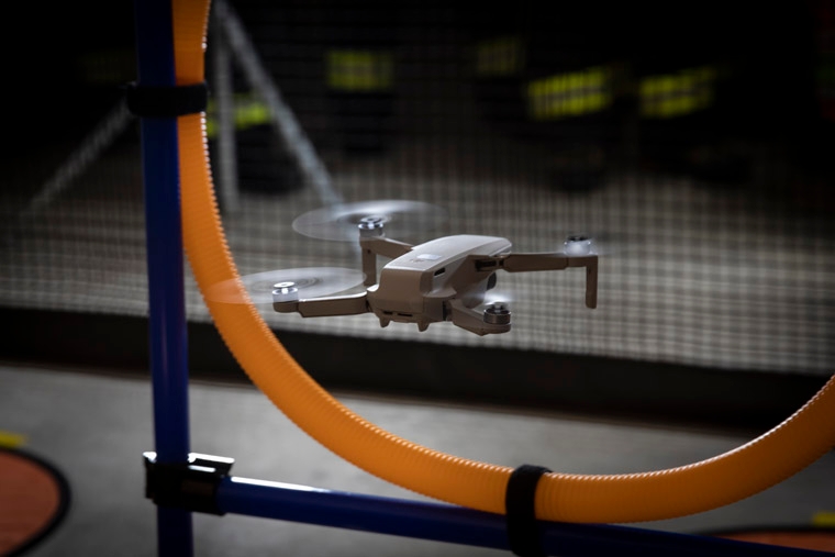Die Angehörigen der Feuerwehr Uerkental absolvieren den Trainingsflug mit den Mavic Mini Drohnen im Parcours mit der nötigen Sorgfalt und meistern diesen Posten mir Bravour. (Bild 2)