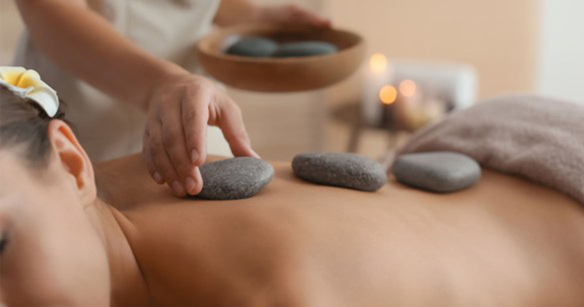 blog-naku-Massagegeräte im Test-12_Hot Stone Massage.png