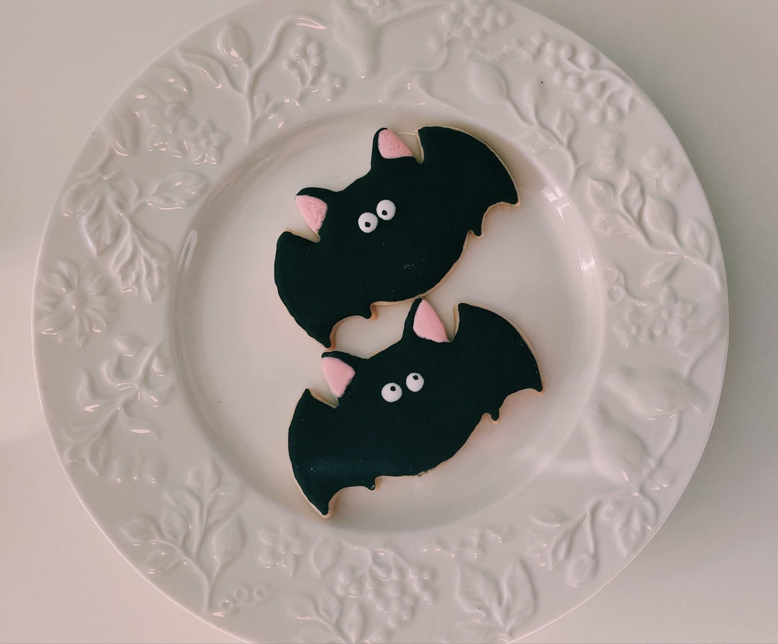 Zwei fertig verzierte Fledermaus-Sugar-Cookies