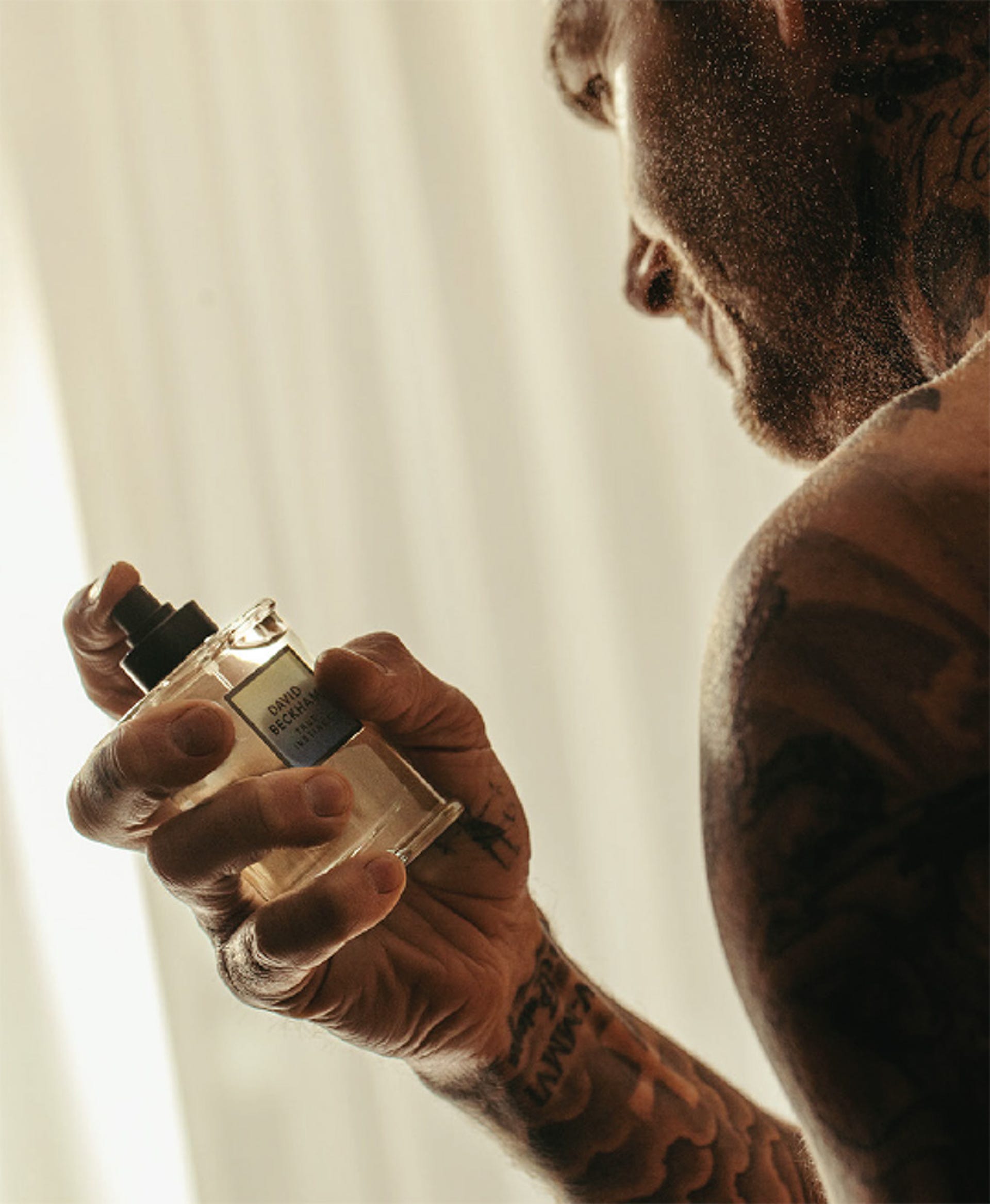 David Beckham beim Auftragen seines Parfums
