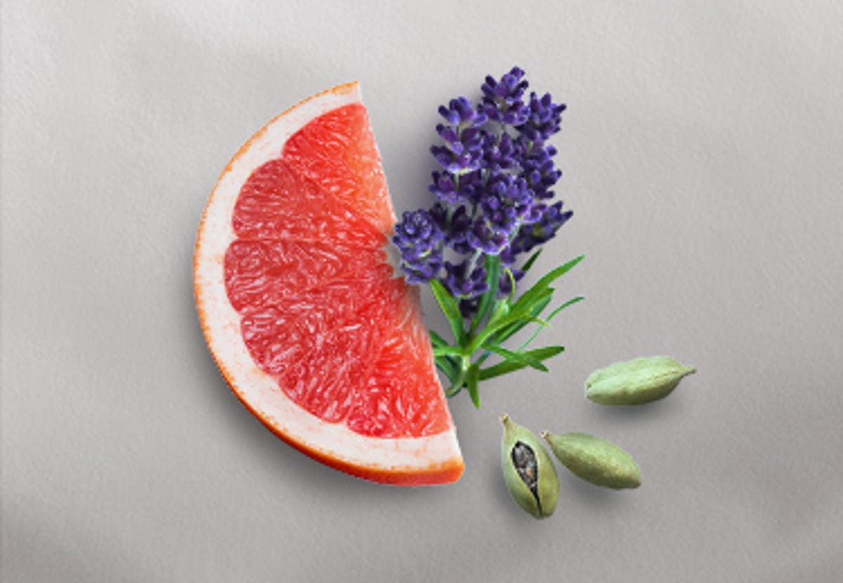 A blend of grapefruit, violet leaves, and lavender.