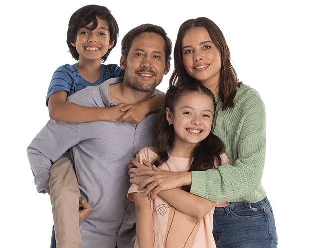 Imagen de familia sonriendo, de izquierda a derecha: niña, mujer, hombre y niño. Pulsa aquí conocer el servicio MoneyGram.