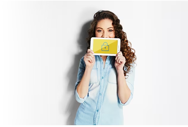 Foto de una señora feliz mostrando un telefono con un fondo de pantalla de compra segura.