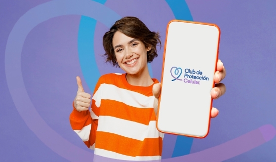 Modelo femenina mostrando su celular con el logotipo de Club de Protección Celular.