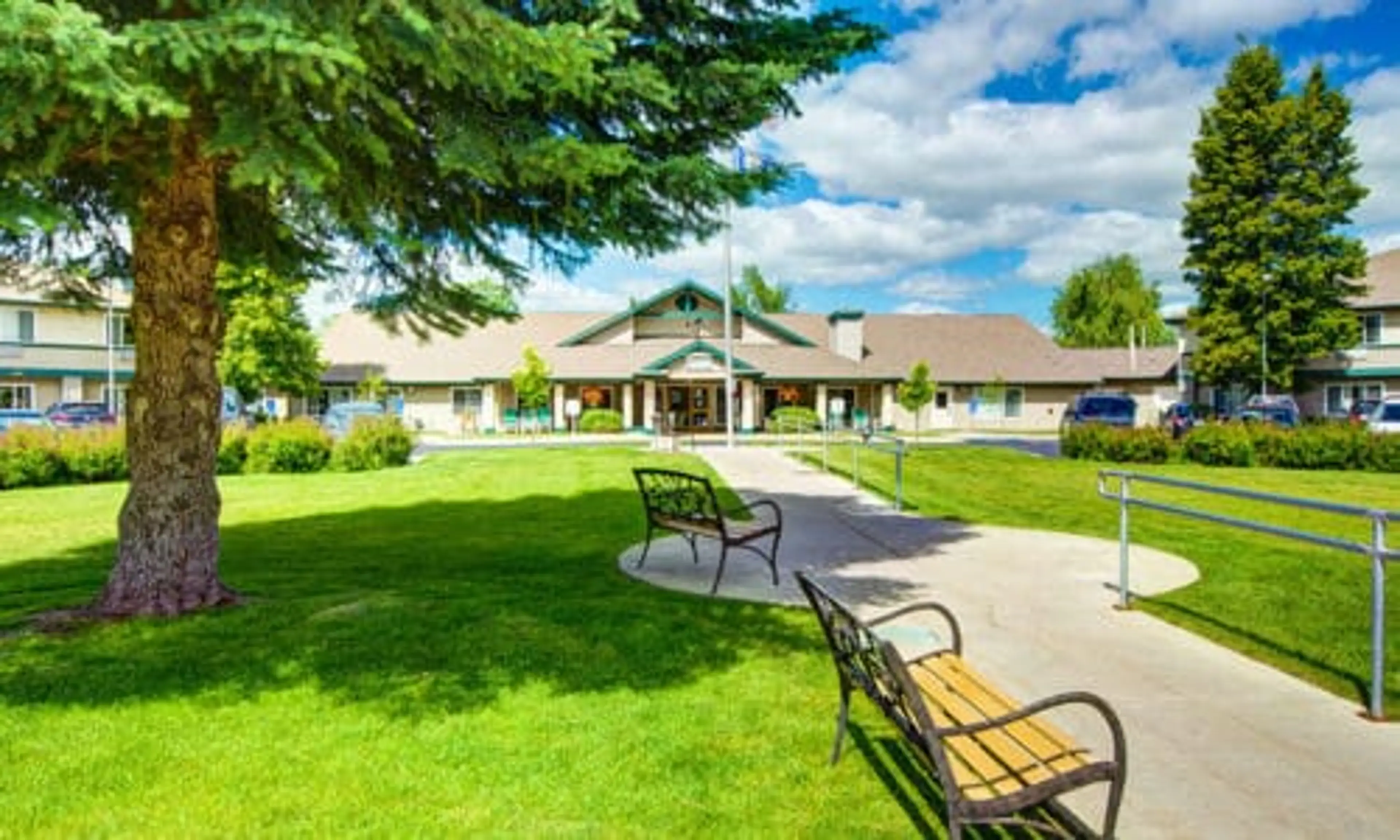 Auberge at Missoula Valley Front Entrance Walkway
