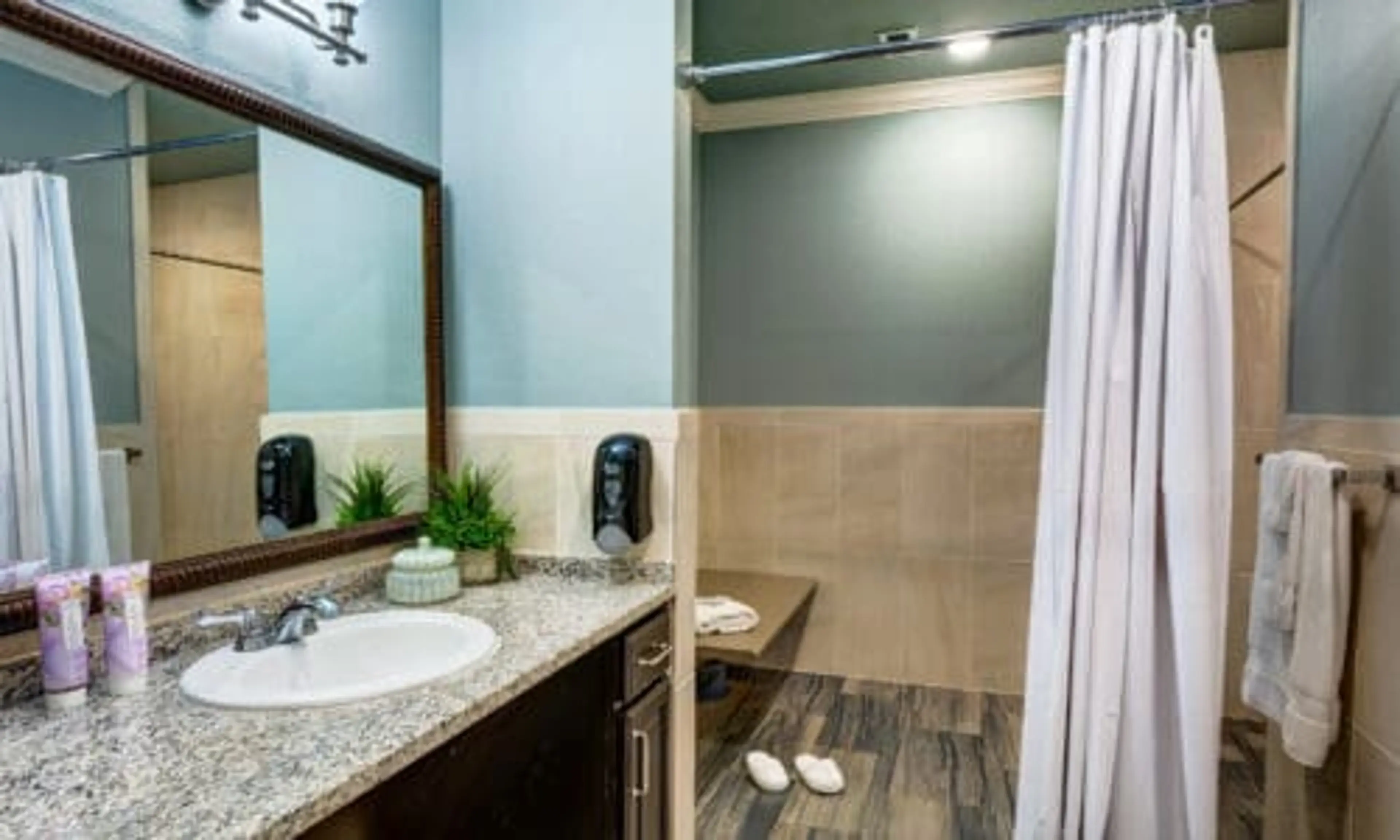 Auberge at Cedar Park Suite Bathroom