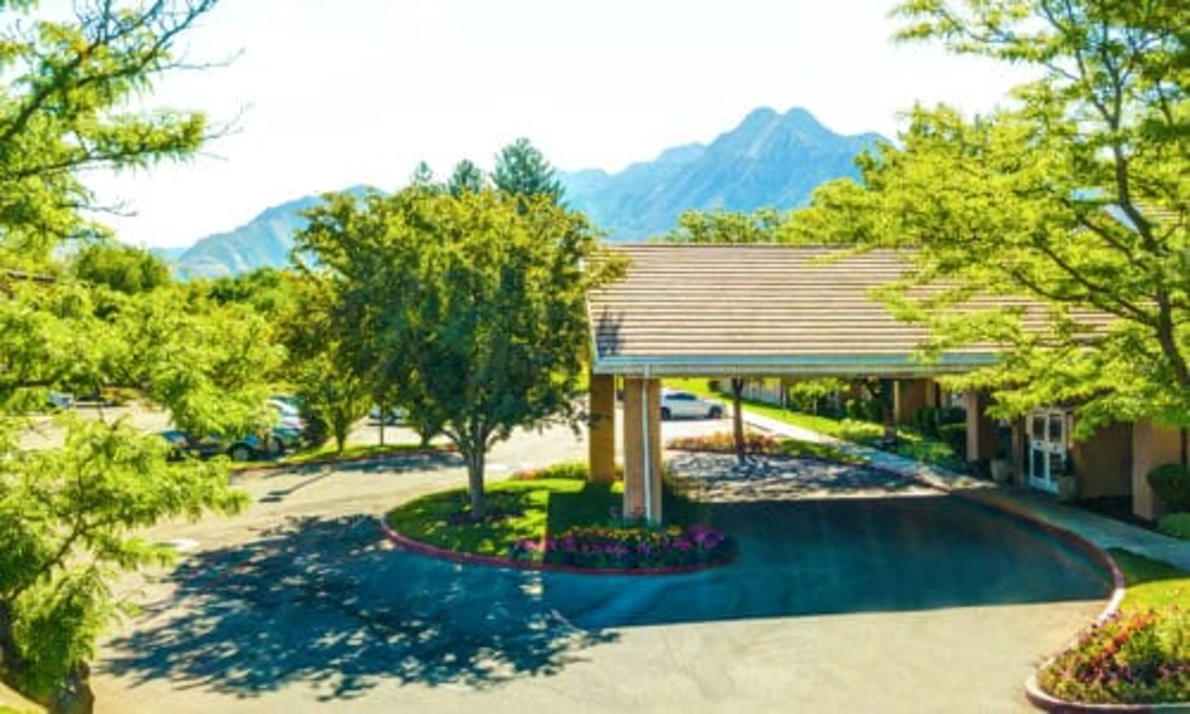 Auberge at Aspen Park Side Entrance View