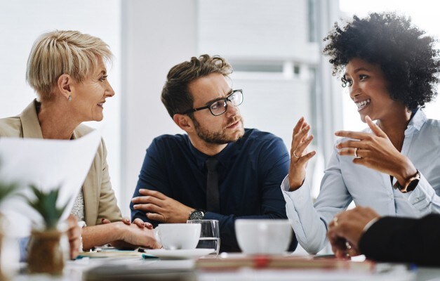 tre persone in una riunione di lavoro