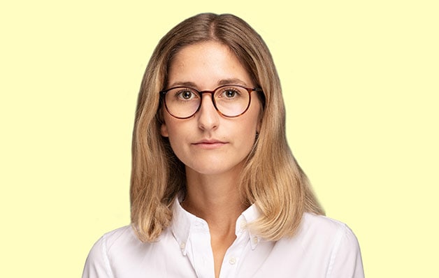 menina com óculos no fundo amarelo