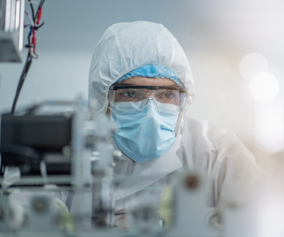 Tecnico di laboratorio con equipaggiamento di protezione