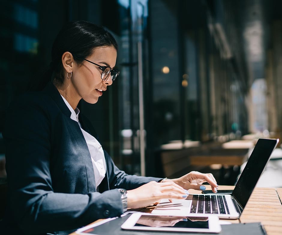 Personne avec un ordinateur portable