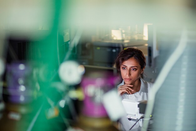 Eine Person, die im Labor arbeitet
