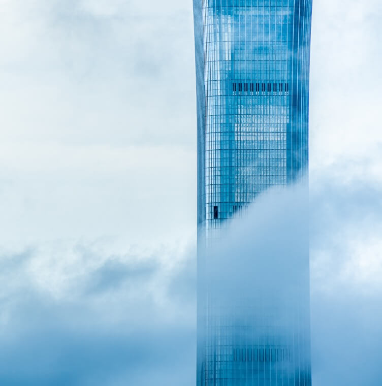 云层之间的天空高楼景观