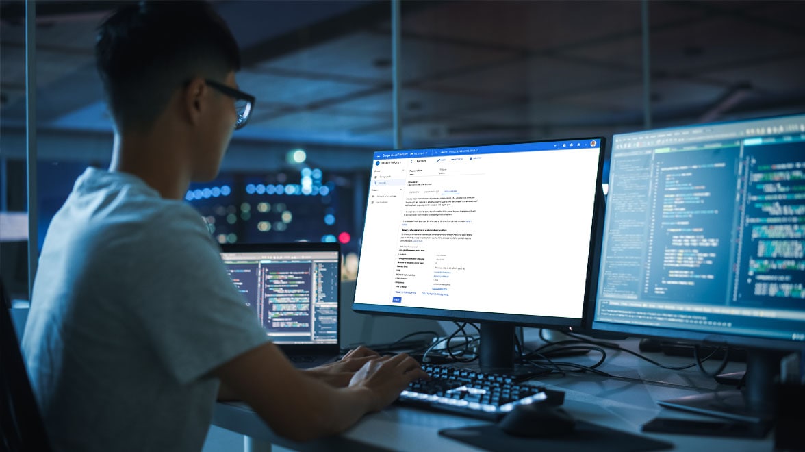 外付けモニタが接続されたノート パソコンで作業している人