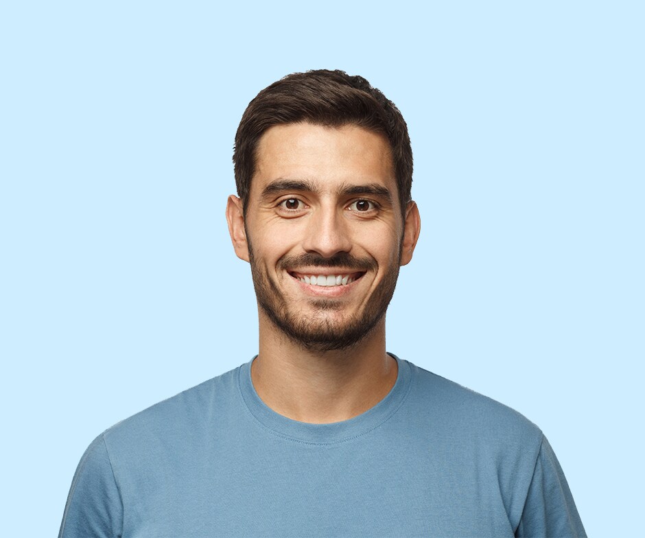 uomo su sfondo blu