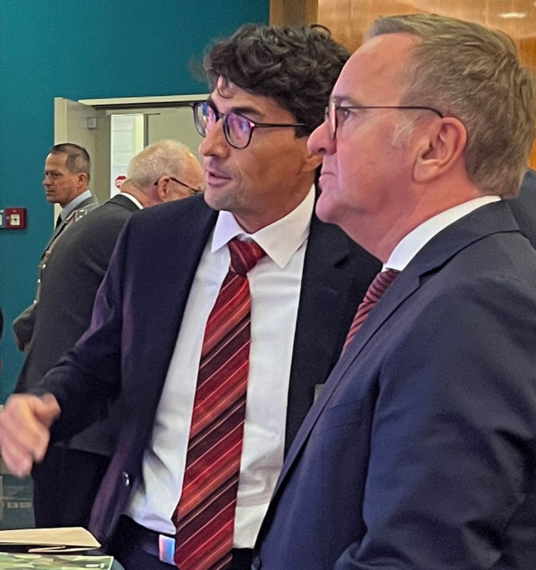Thomas Braml speaking with a colleague