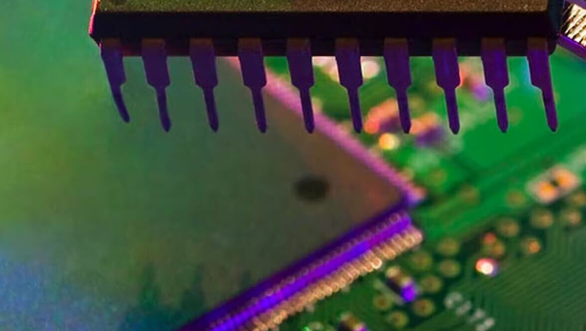 primer plano de un chip de ordenador en fabricación