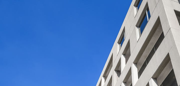 从建筑物底部俯瞰建筑物和天空