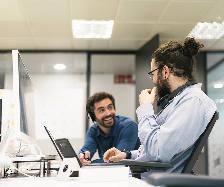 Zwei Männer, die Support und Training bereitstellen