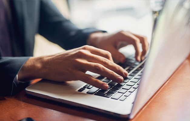 personne travaillant sur un ordinateur portable