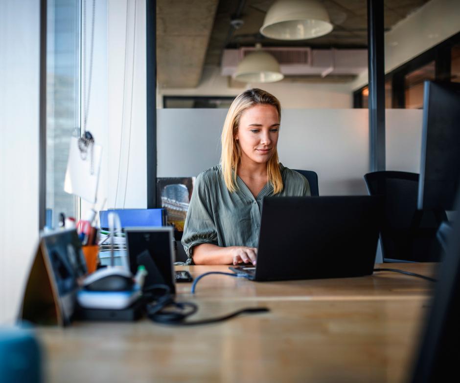 Personne travaillant sur un ordinateur portable
