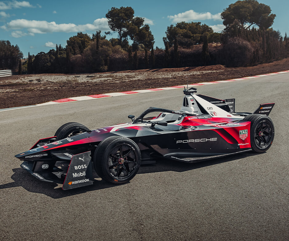 Vue latérale de la voiture de Formule E TAG Heuer Porche, immobile sur une piste.