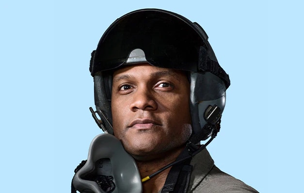 primer plano de un piloto militar