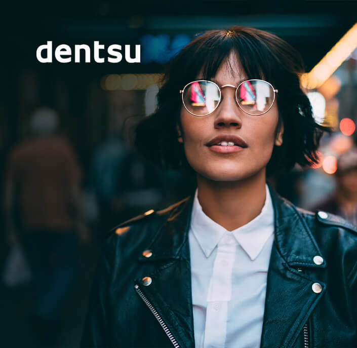 logotipo de dentsu e pessoa com óculos
