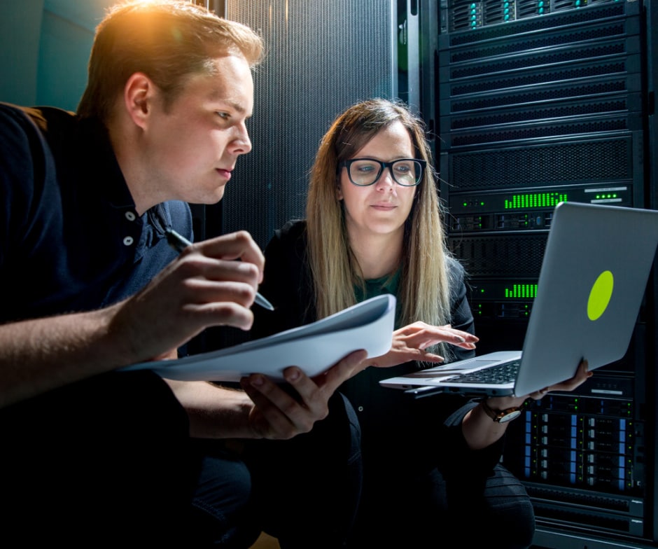 2 People infront of a computer
