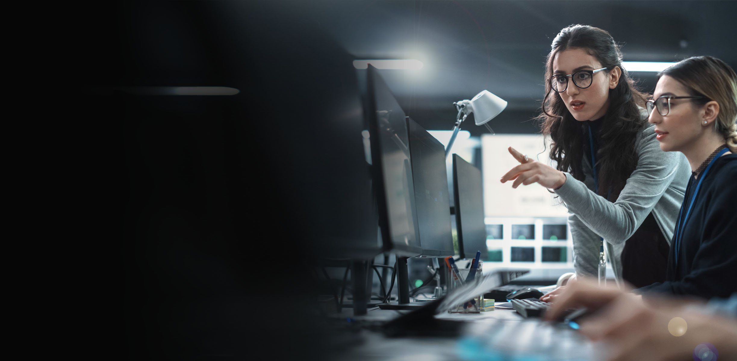 Zwei Personen, die auf einen Computerbildschirm schauen
