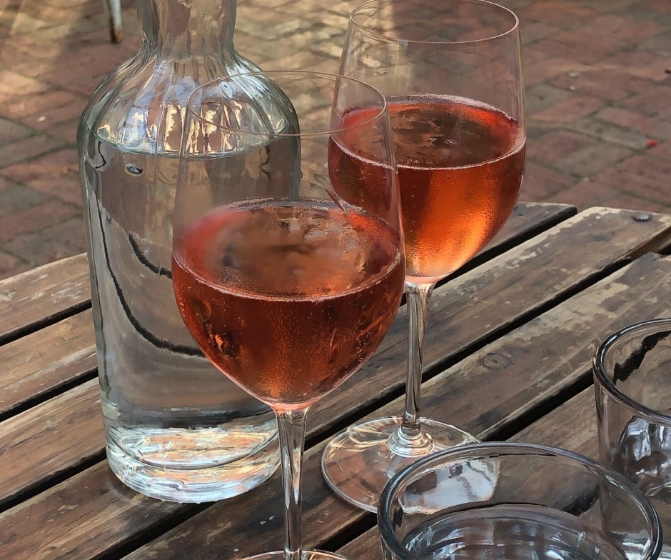 2 wine glasses with wine