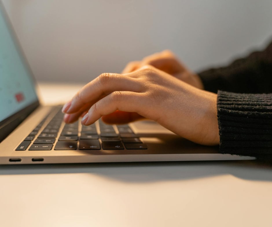hands on laptop