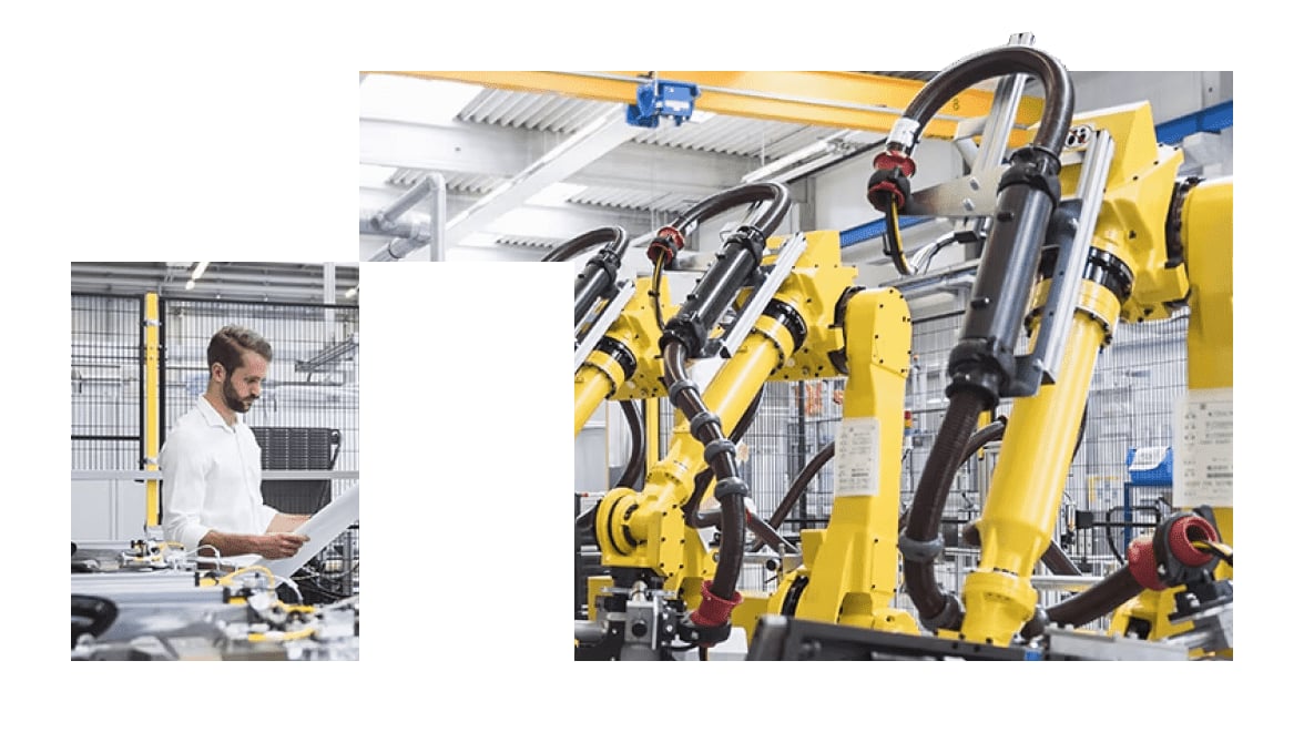 Roboterarme und Person, die die Maschine integriert