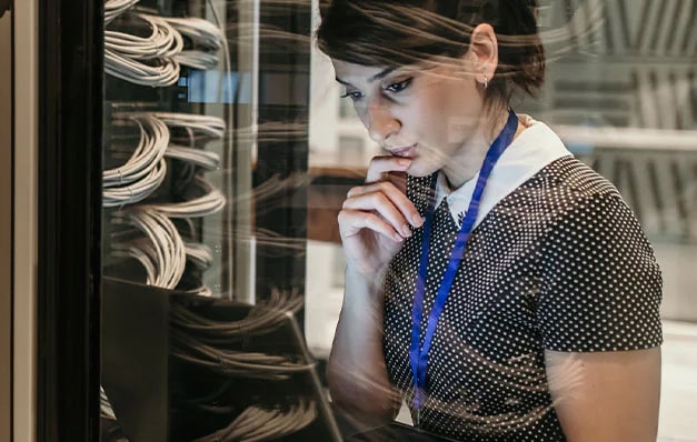 コンピュータで作業する女性