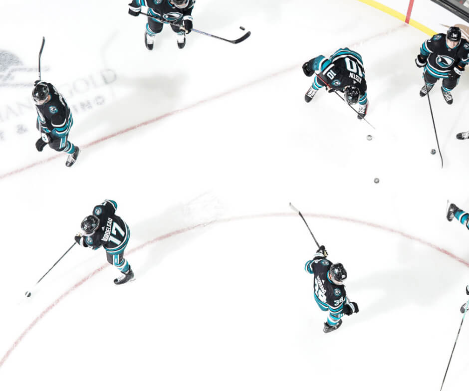San Jose Sharks 在冰上滑冰