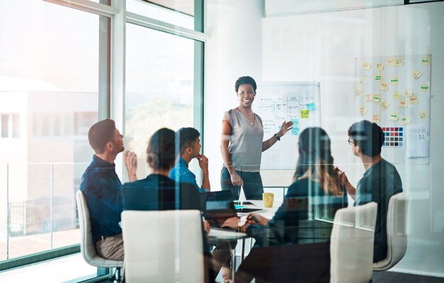 personnes travaillant dans une salle de réunion