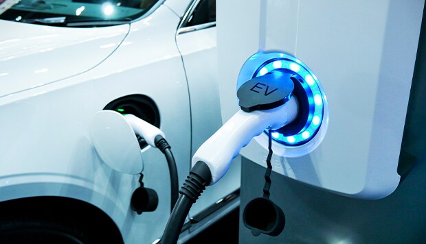 coche híbrido recargándose