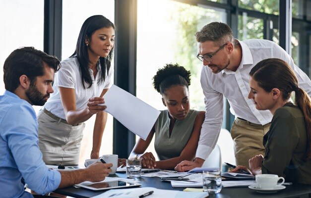 cinco pessoas em uma reunião de trabalho