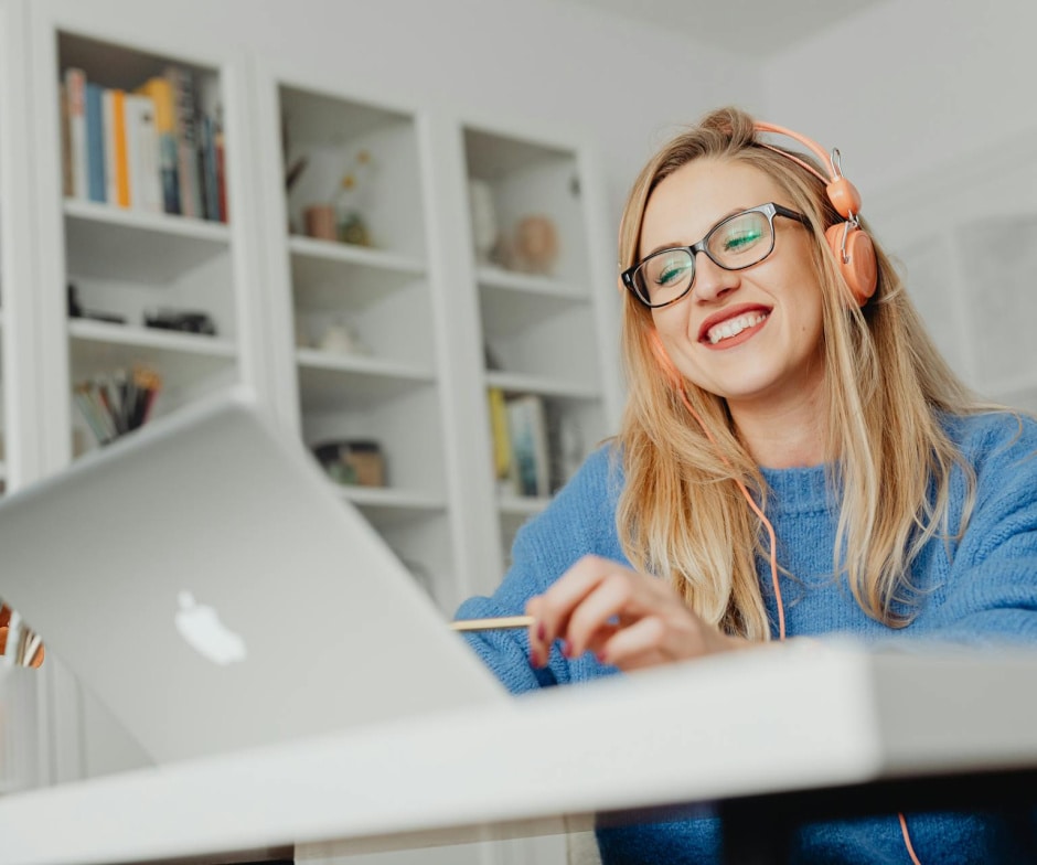 A Person with a smiley face looking into the MAC Laptop