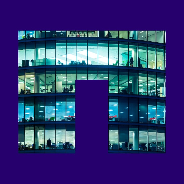 NetApp Logo mit einem Gebäudebild