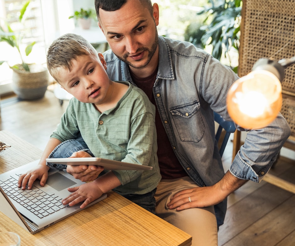 ノートPCを使用している人と子ども