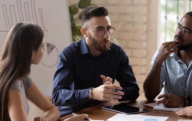 gruppo eterogeneo di persone in una riunione